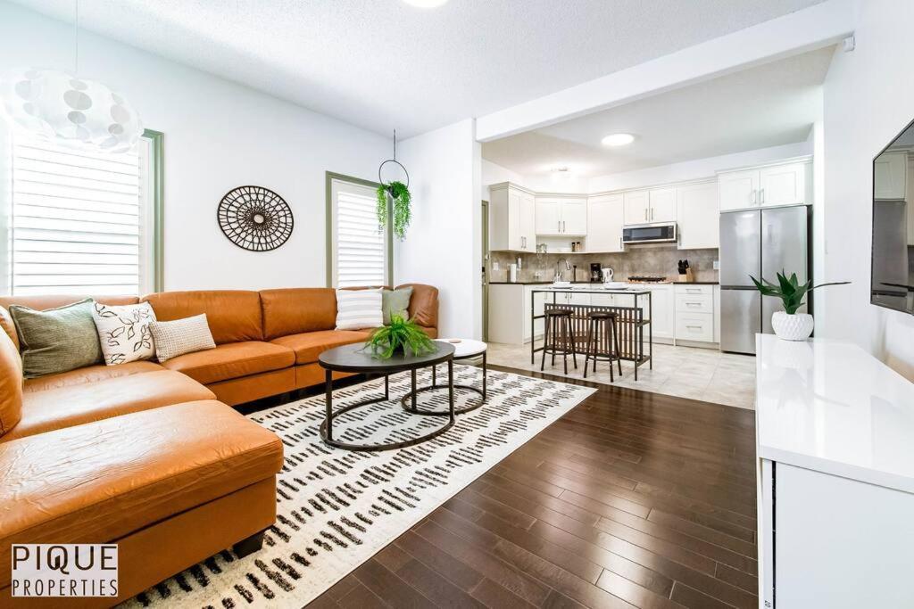 Spacious Bright - Sleep 2 - Long - Nflx&wifi * Edmonton